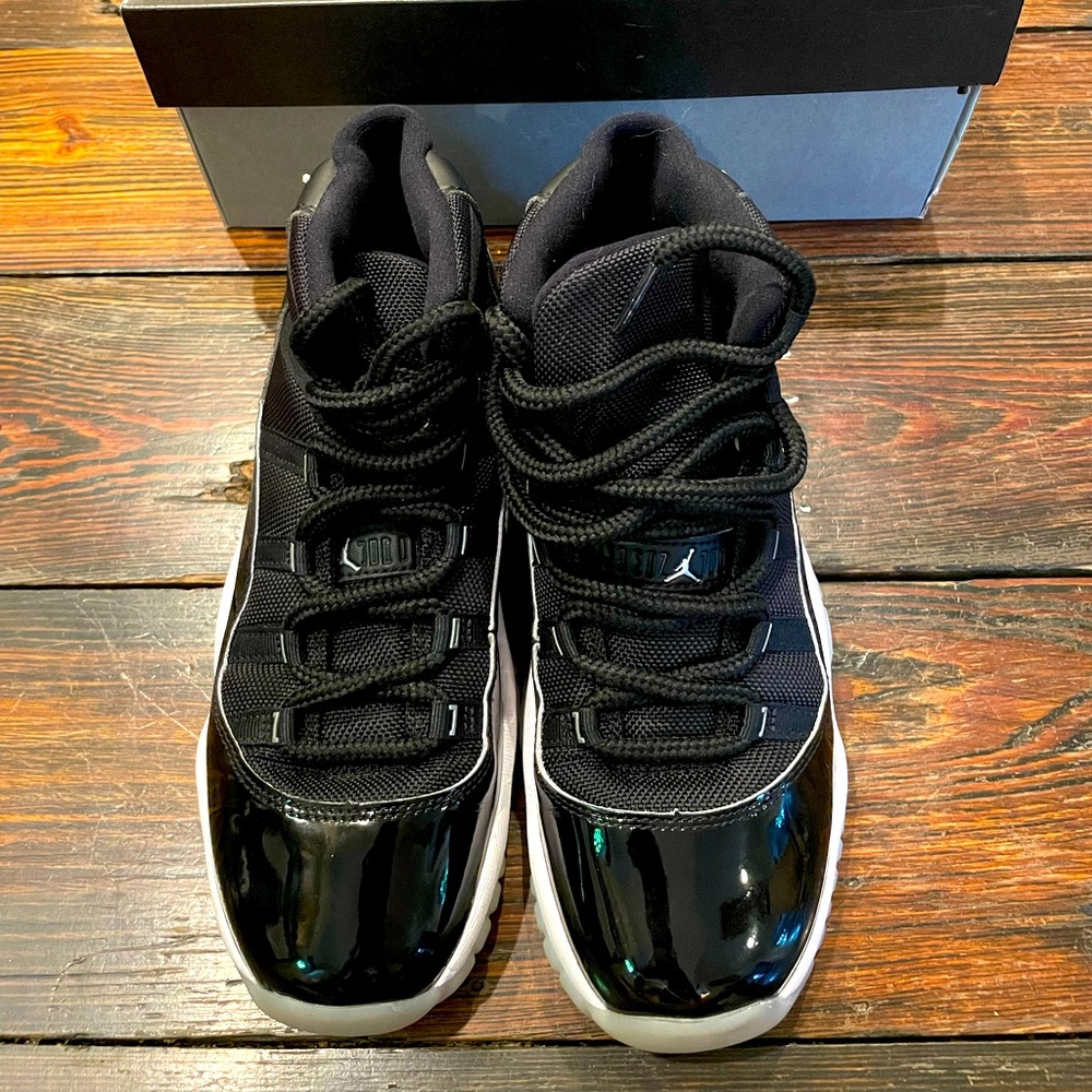 Air Jordan Retro 11 (GS)  size 6Y Black/ White soul chrome Jordan emblem.